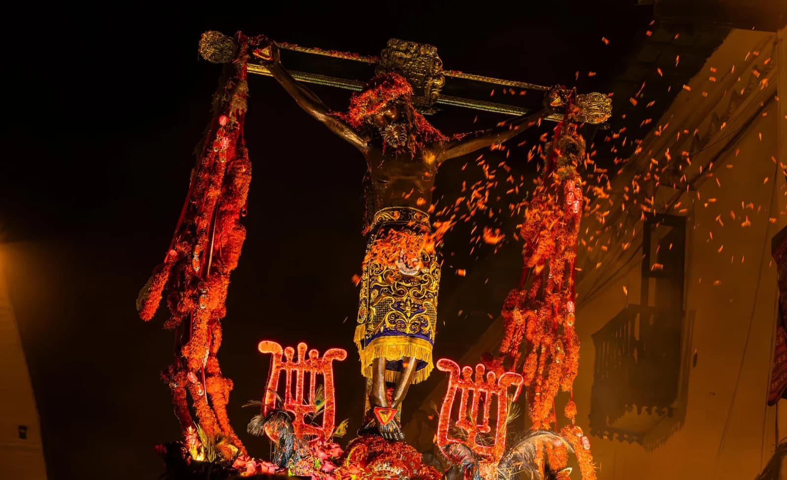 Simbolismo y Tradición: El Carmesí del Ñucchu
